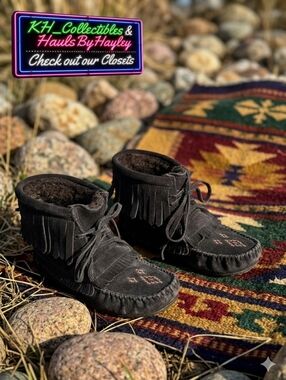 Manitobah Mukluks Half Mukluk Suede Beaded Boots - Vibram Sole - Women’s 6